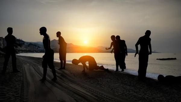 Migrantes na praia — Fotografia de Stock