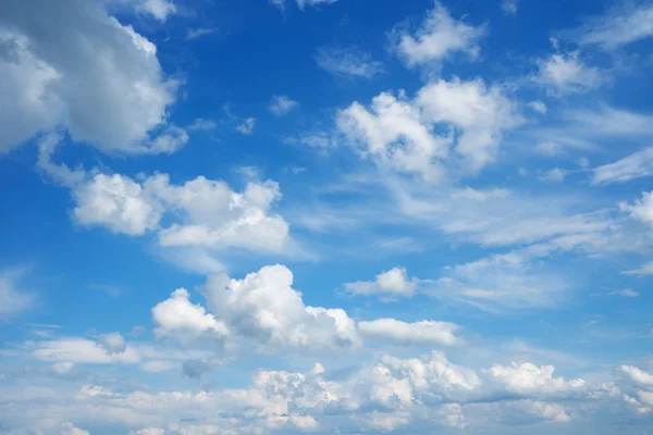 Schöne Wolkenlandschaft über dem Horizont. — Stockfoto