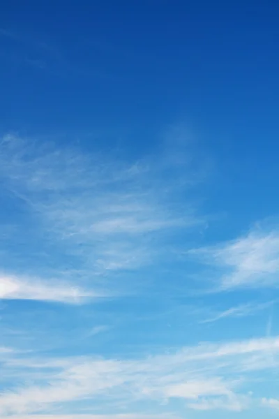 Hermoso paisaje nublado sobre el horizonte . — Foto de Stock