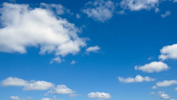 Nuvens brancas heap no céu azul . — Fotografia de Stock