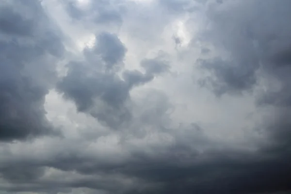 Stormy sky bij zomeravond. — Stockfoto