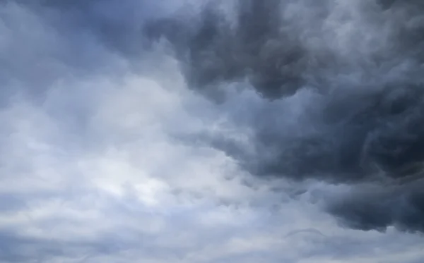 Ciel nuageux sur l'horizon, nuages orageux . — Photo