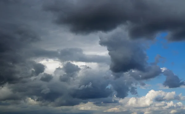 Bewolkte hemel, onweerslucht over horizon. — Stockfoto