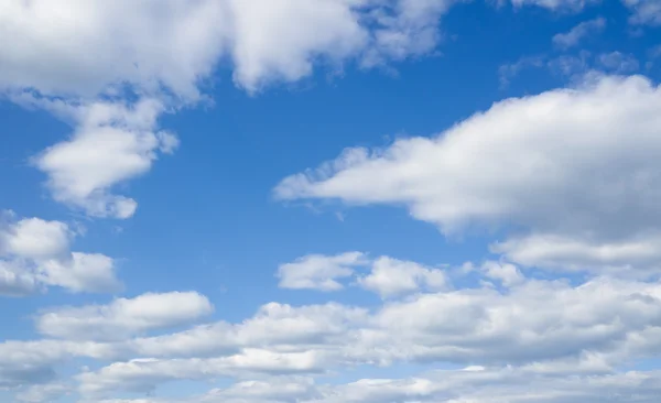 Weiße Haufenwolken am azurblauen Himmel. — Stockfoto