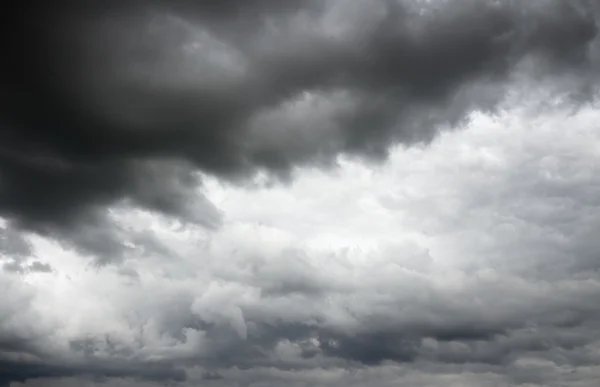 Nuages orageux avant un orage . — Photo