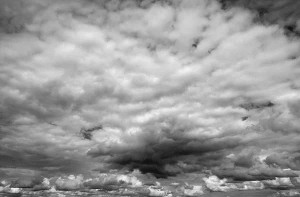 Cielo nuvoloso oltre l'orizzonte . — Foto Stock