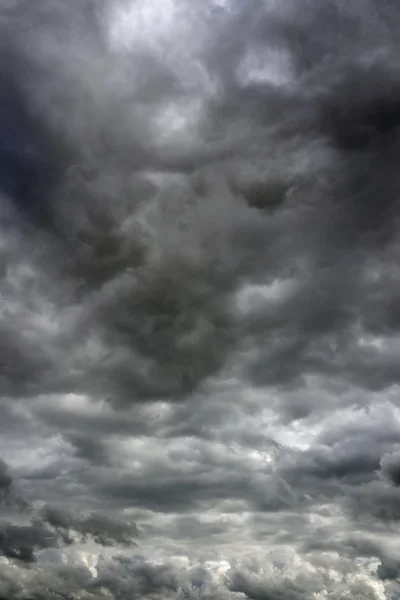 Molnig himmel över horisonten. — Stockfoto