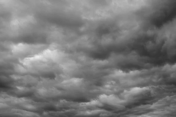 Storm wolken voordat een onweersbui. — Stockfoto