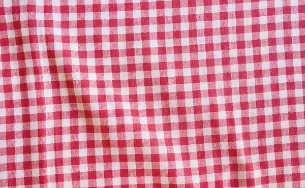 Rode verfrommeld picknick tafelkleed achtergrond. — Stockfoto