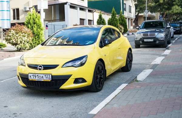 Opel Astra припаркована на улице — стоковое фото