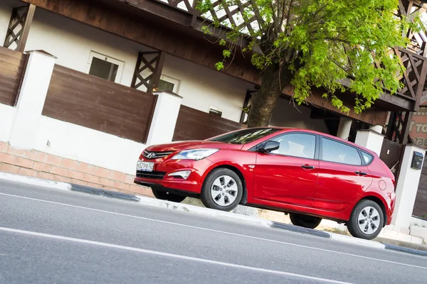 Yeni kırmızı Hyundai Solaris Park — Stok fotoğraf