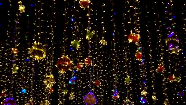 Video cualitativo de coloridas decoraciones de Navidad o Año Nuevo y cielo nocturno. — Vídeos de Stock