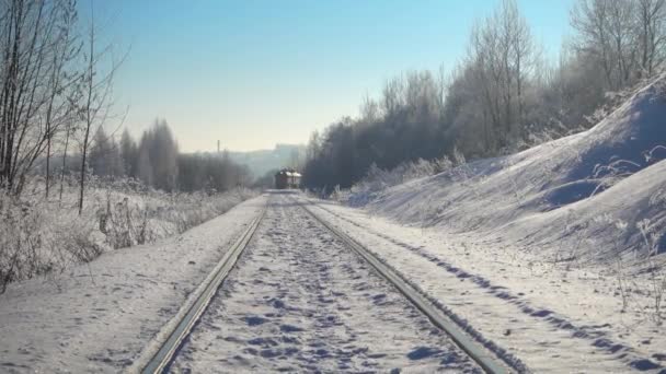Τρένο στον όμορφο χειμώνα. Επαγγελματικό βίντεο με κύλιση του χειμερινού τοπίου και τρένο. — Αρχείο Βίντεο
