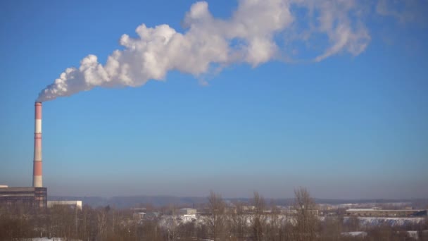 Дым из трубы завода и голубого неба, электростанция. — стоковое видео
