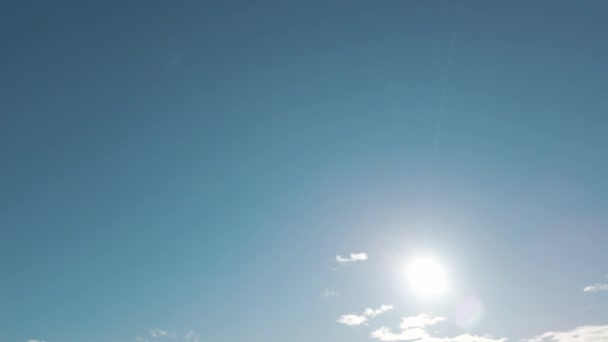 美しい青空と太陽、晴れた日に空。スライダーシュート. — ストック動画