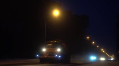 Geceleri otoban. Araç ve otomobiller. Kar temizleme makinesi.