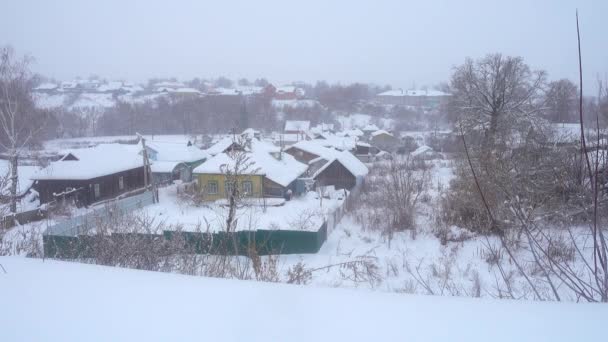 Oude Russische stad bij zware sneeuwval, winter. — Stockvideo