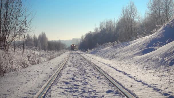 Nákladní vlak jezdí v krásné zimní krajině. Vysoce kvalitní 4K záběry. — Stock video
