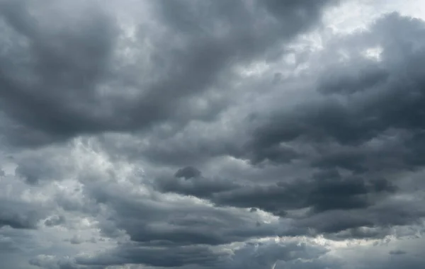 Nuvens majestosas, céu tempestuoso lindo. Foto profissional, sem pássaros, sem ruído. Imagem De Stock