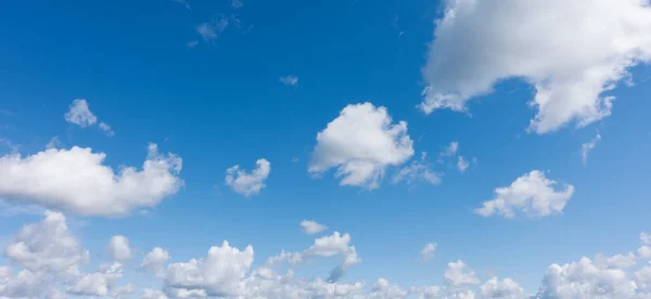 Bellissimo cielo azzurro e nuvole bianche. — Foto Stock