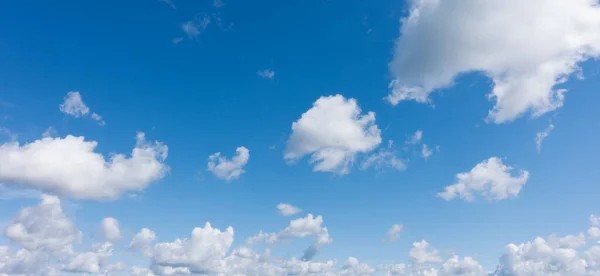 Céu azul claro bonito e nuvens brancas. Fotografias De Stock Royalty-Free