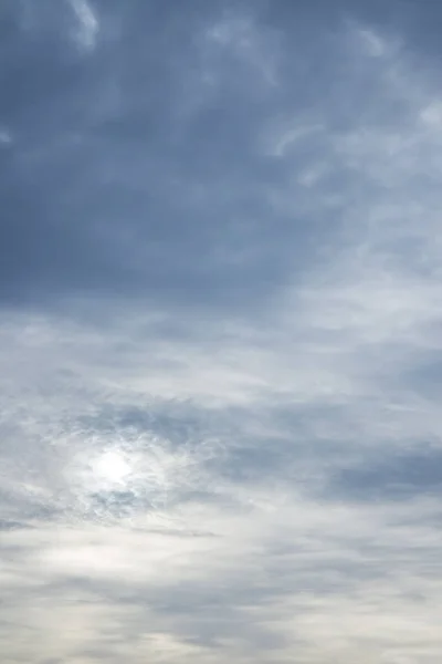Ufukta güzel gri gökyüzü. Fırtınalı bulutlarda güneş. — Stok fotoğraf