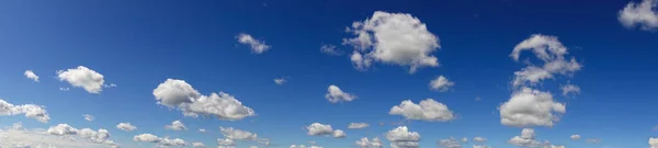 Panorama. Céu azul bonito e nuvens brancas. Imagens Royalty-Free