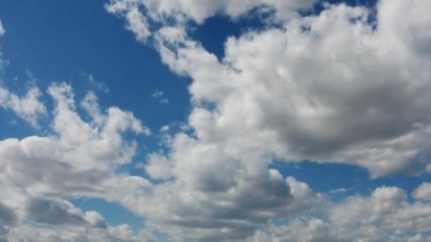 Qualitative time lapse of blue sky and clouds. No flicker, no birds. — Vídeo de Stock