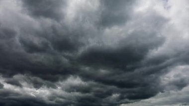Ufkun üzerinde uçan görkemli gri bulutlar. Yüksek kalite Tam HD görüntü.