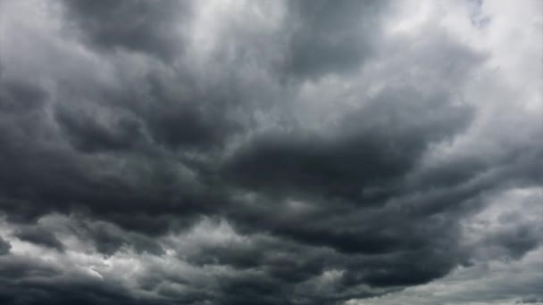 Fenséges szürke felhők röpködnek a horizont felett. Kiváló minőségű Full HD felvételek. — Stock videók