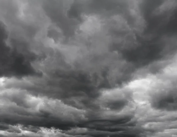 Majestueux nuages gris sur l'horizon, sans oiseaux. — Photo