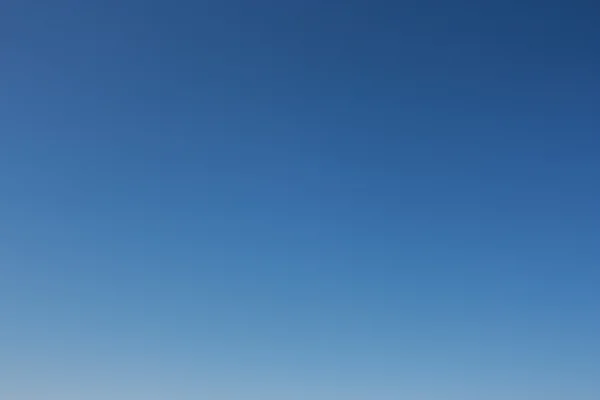 Только чистое голубое небо . — стоковое фото