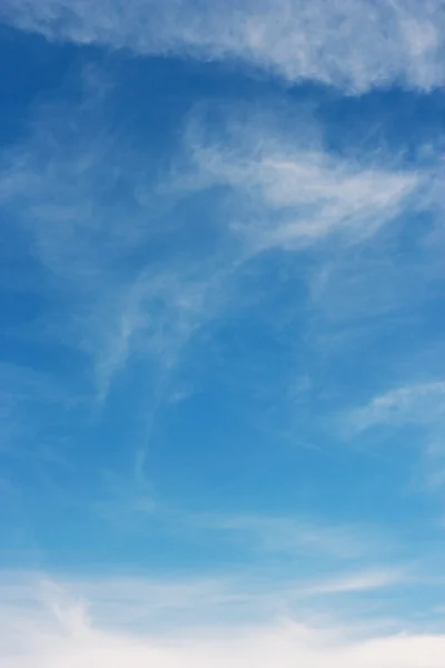 Blauwe lucht en witte wolken. — Stockfoto