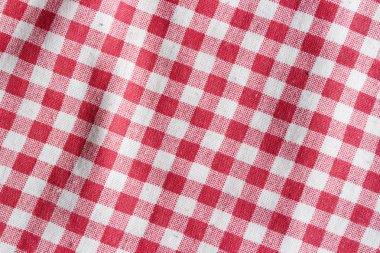 Kırmızı ve beyaz kareli masa örtüsü dokusuna.