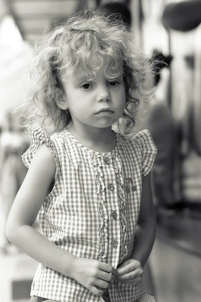 Little beautiful girl sad on the street. — Stock Photo, Image