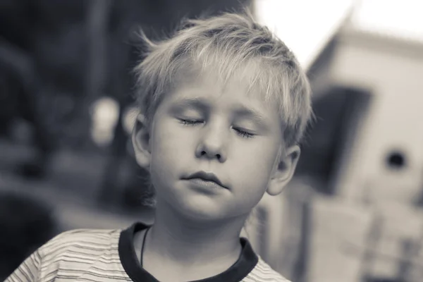 Dreamer. Beautiful boy, 6 years old, his eyes closed. — Stock Photo, Image