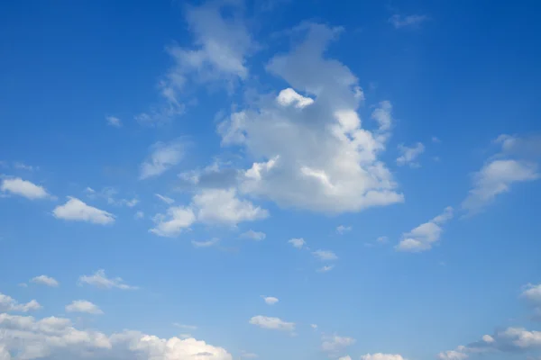 Mavi gökyüzü ve ufukta beyaz bulutlar. — Stok fotoğraf