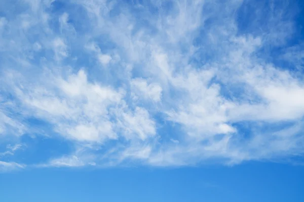 Cerul albastru și norii . — Fotografie, imagine de stoc