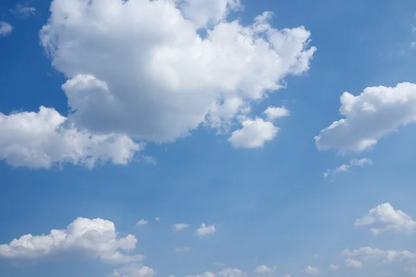 Große und kleine Wolken über dem Horizont. — Stockfoto