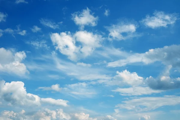 Hermoso paisaje nublado sobre el horizonte . — Foto de Stock