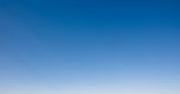 Céu azul claro sobre o horizonte como gradiente ou fundo . — Fotografia de Stock