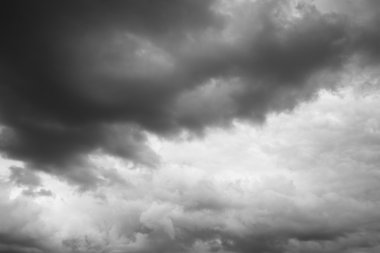 Bulutlu gökyüzü ufukta.