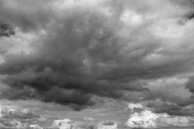 Bulutlu gökyüzü ufukta.