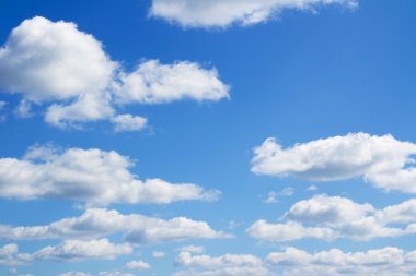 Cennet. Mavi gökyüzü ve bulutlar.