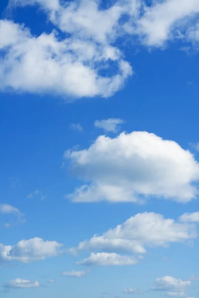 Blauer Himmel und weiße Wolken über dem Horizont. — Stockfoto