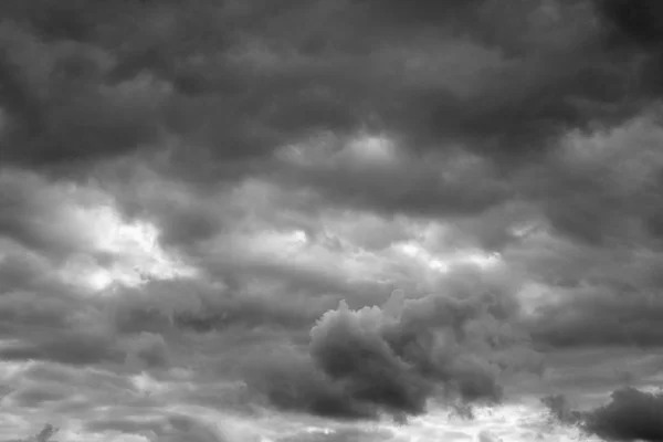 Nubes de trueno sobre el horizonte . — Foto de Stock