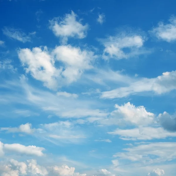 Blauer Himmel und Wolken. — Stockfoto