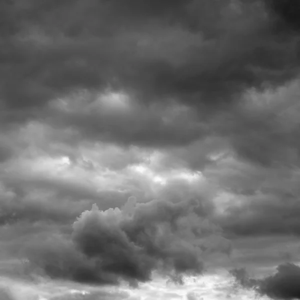 Nubes de trueno sobre el horizonte . — Foto de Stock