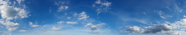 Panorama, schöne wolkenlandschaft über horizont. — Stockfoto