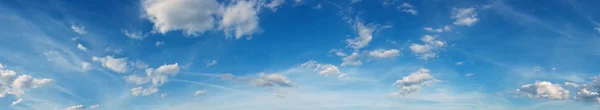 Schönes Himmelspanorama, Wolkenlandschaft über Horizont. — Stockfoto